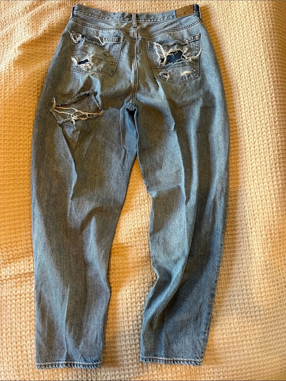 American Eagle Outfitters Relaxed Mom Jean Distressed Light Blue